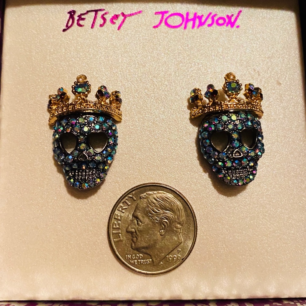New  Betsey Johnson Skull Stud Earrings - Picture 10 of 10